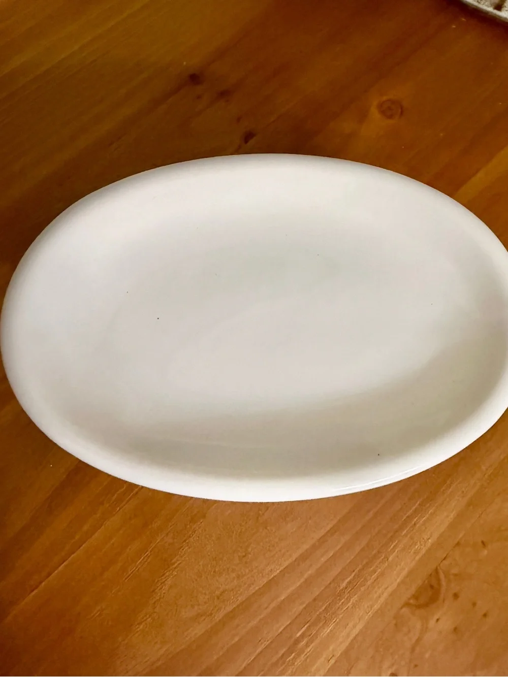 WHITE, VINTAGE PEDESTAL SOAP DISH WITH DECORATIVE BEADING.